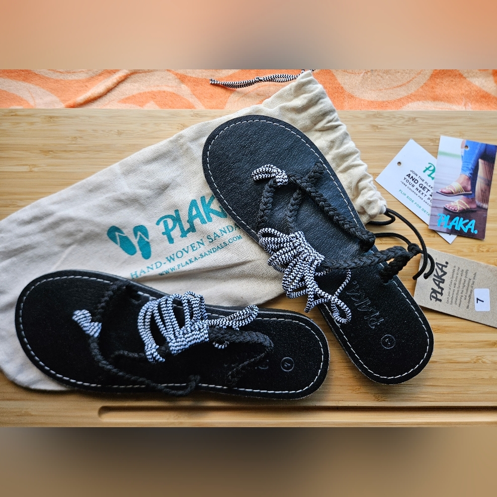 PLAKA Oceanside Beach Flip Flops black zebra